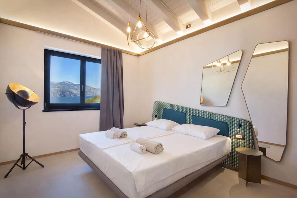 Villa Divina - Apt Divina Con Piscina E Vista Lago Castelletto Di Brenzone Exterior photo